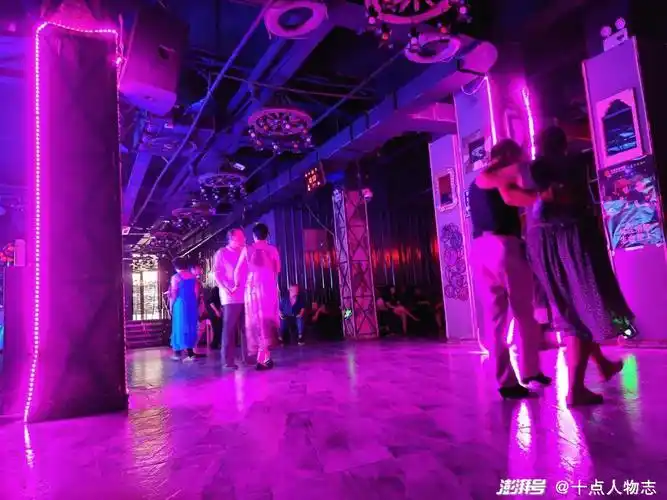 10块钱我和舞厅公主跳了一曲摸摸舞