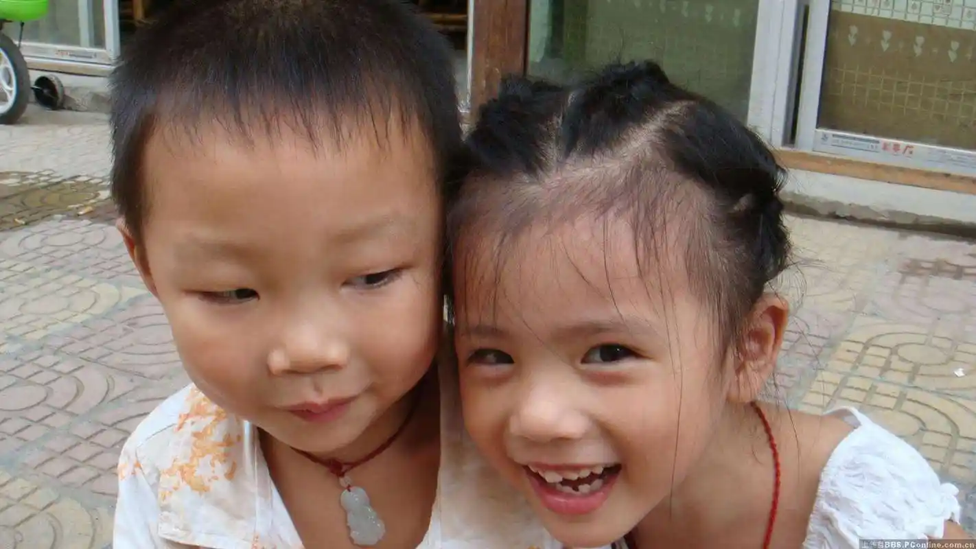 小男孩在幼儿园亲小女孩,家长互相争执,网友大发意见