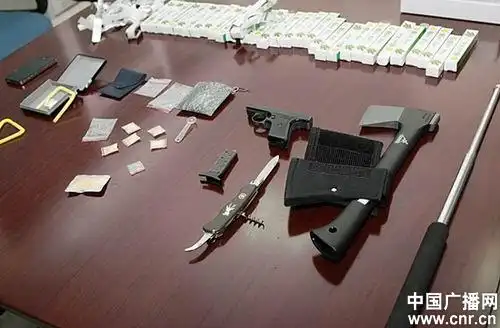 交警夺枪勇擒"瘾君子" 当场缴获警棍毒品等(图)