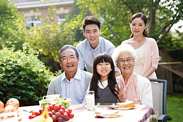 快乐家庭在户外吃早餐