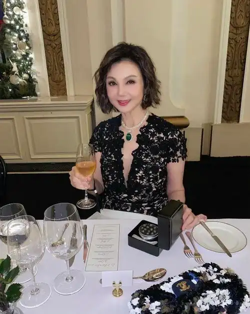 谢玲玲带外孙外出游玩四野无人仍戴口罩曾确诊至今仍心有余悸