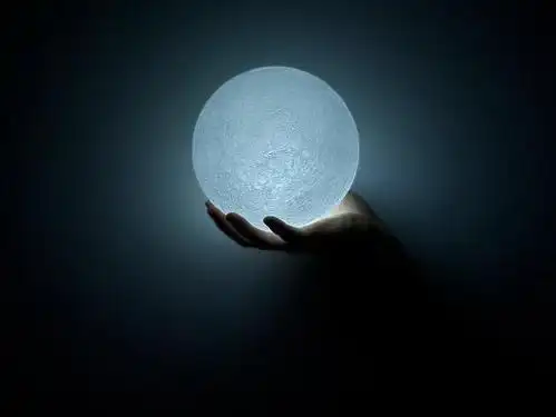 捧在手心的月亮led灯