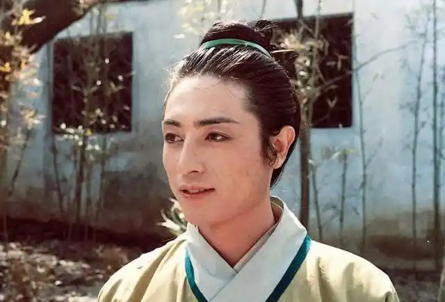 的帅哥,原本也想演贾琏,但被安排到贾芸的角色.