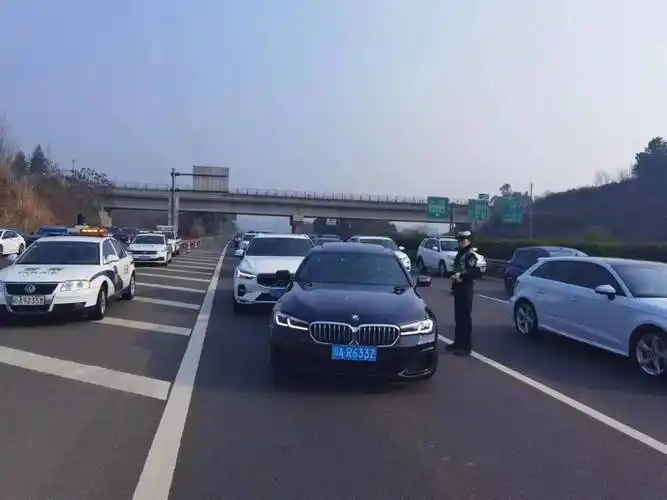 回城方向福洪枢纽段,仓山至冯店段车流量较大,车多缓行;g5京昆高速(成