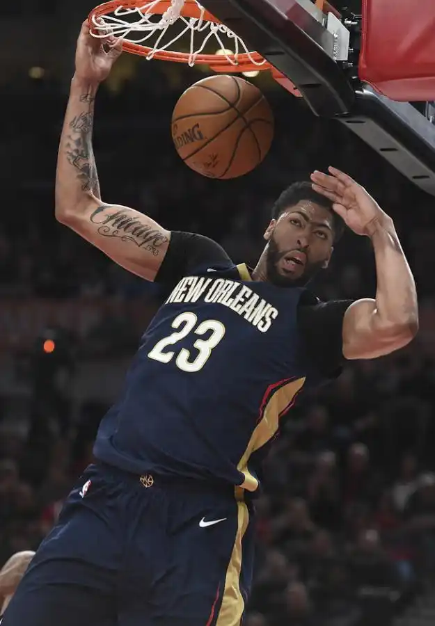 组图:鹈鹕险胜开拓者 利拉德三分出手浓眉哥暴扣