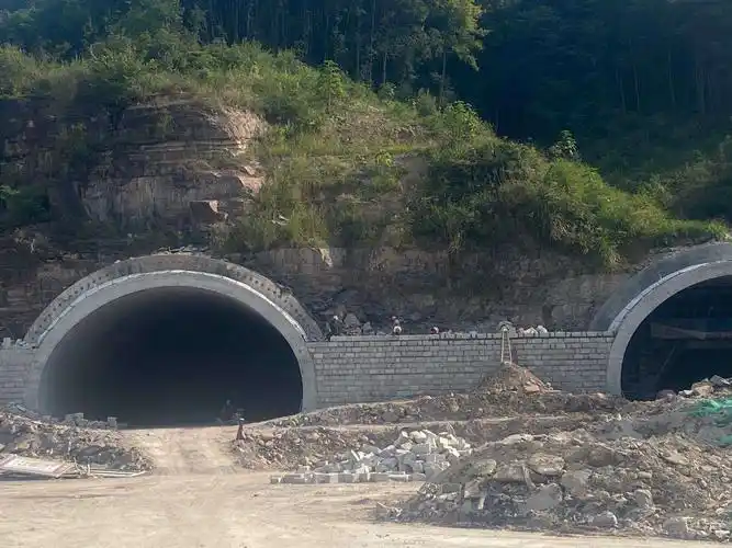 里岩垄坑2号隧道出洞口洞门墙砌筑