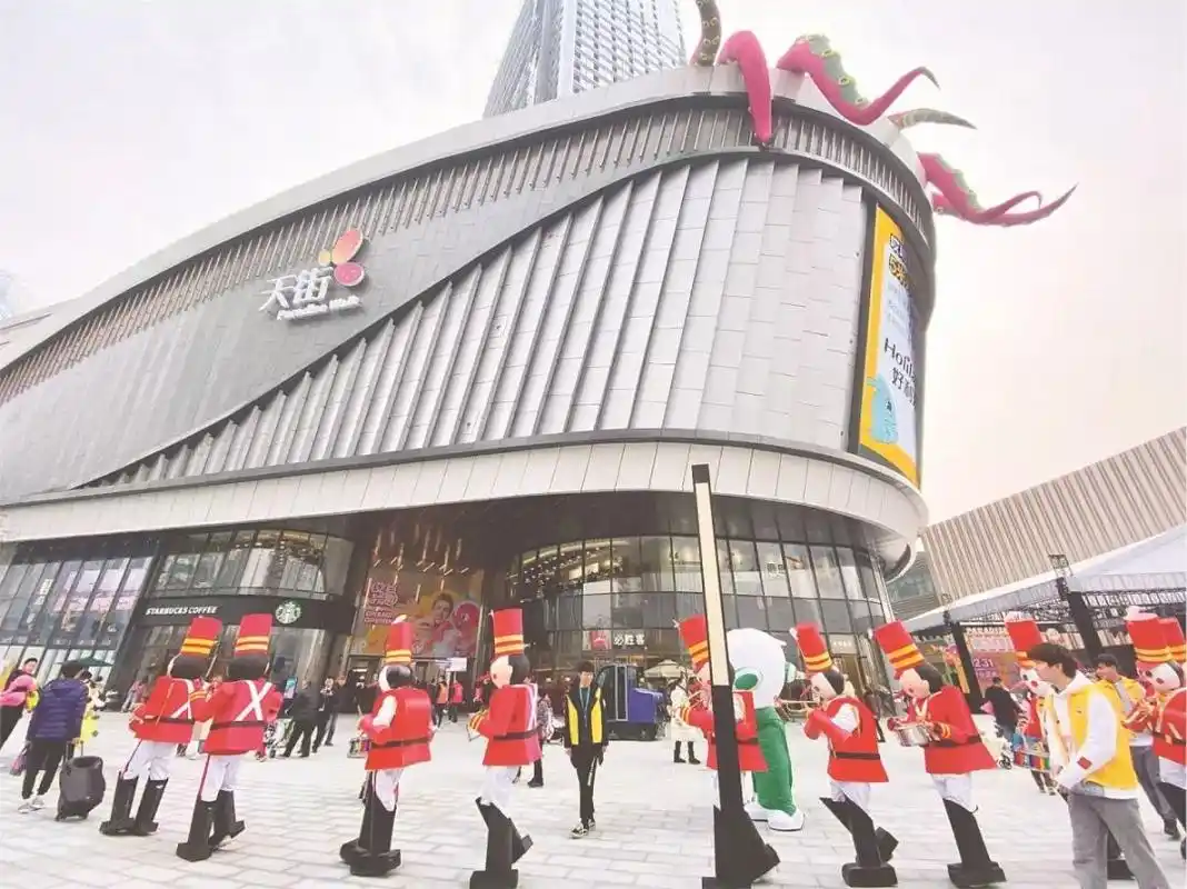 周末约起龙湖成都滨江天街正式亮相