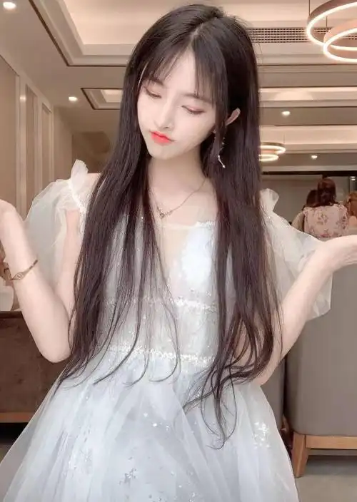 次惑小仙女的百变发型,卷发甜美,短发成熟,而黑直发魅力十足!