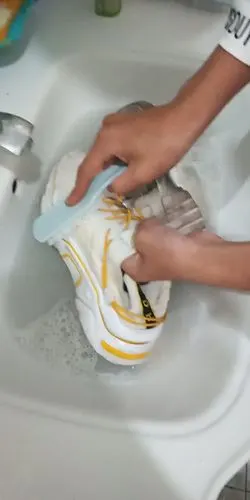 七年一班劳动美之"我每周都刷鞋"