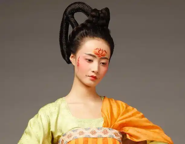 唐代女子的眉形非常丰富多彩,比如鸳鸯眉,远山眉,垂珠眉,月棱眉,分梢