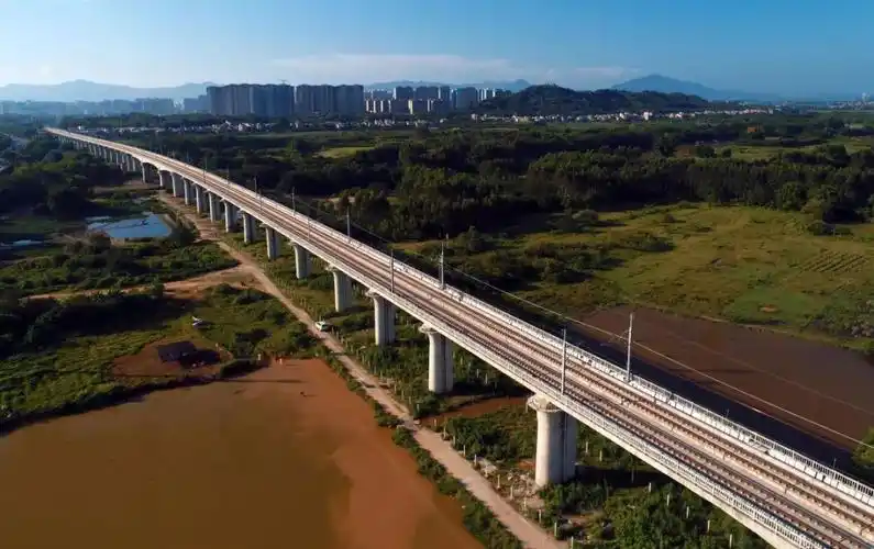 2019年8月28日广清城际轨道大燕河大桥段己铺设完成2019年8月29日广清