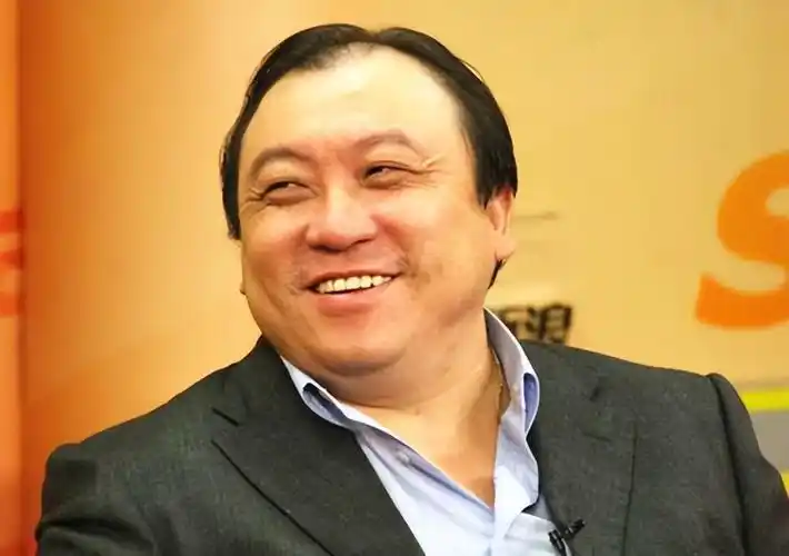 王晶女儿拍写真凹凸有致身材完美登小杨哥直播间疑进军内地