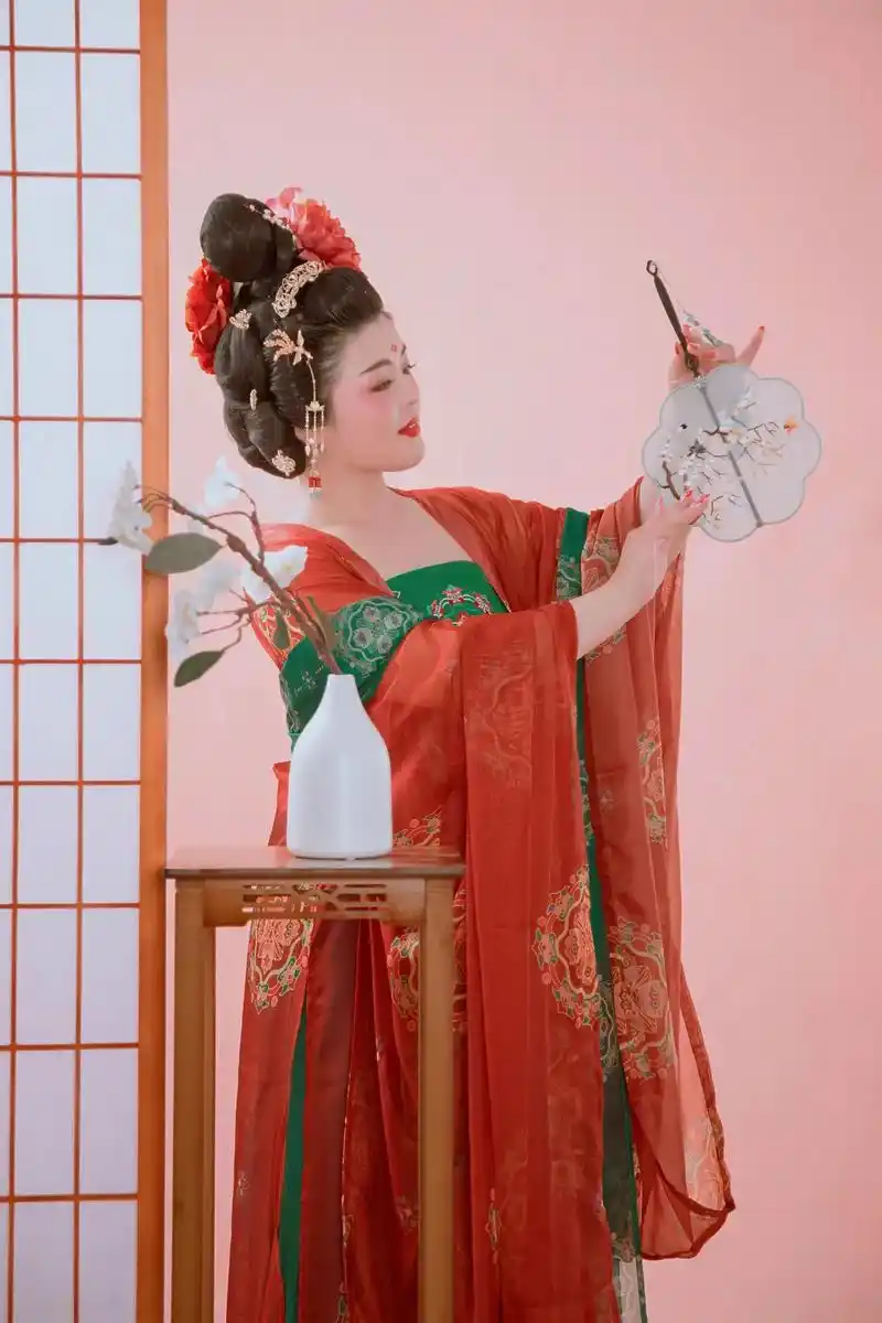 来自唐朝的美人集锦图,神态各异##云渺摄影 #西昌 #古装  - 抖音