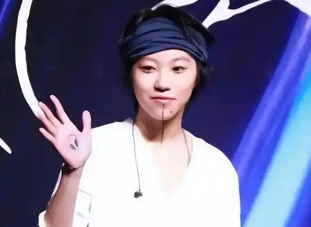 窦靖童否认结婚传闻看似桀骜不驯的她实则并没有那么不靠谱