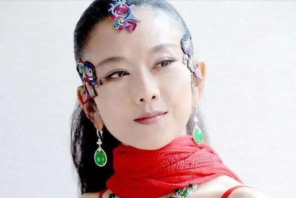 63岁杨丽萍成现实版老佛爷30年不吃主食不婚不孕引争议