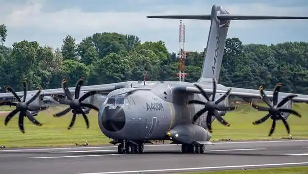 重76吨带4个螺旋桨的多功能军用运输机