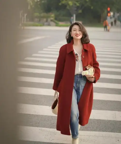 红色大衣配什么颜色裙子好看,红色大衣配什么颜色裙子好看女(今年流行