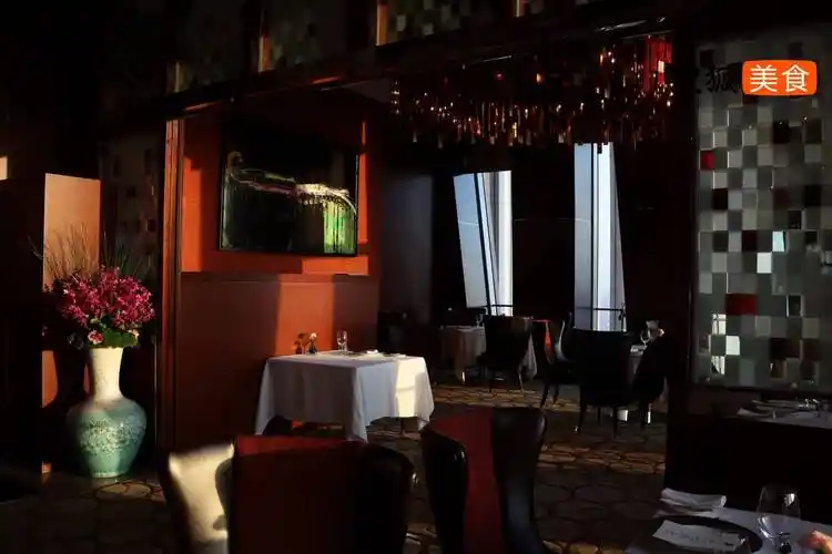 作为国内最老牌高档的西餐厅之一,国贸79西餐厅给了吕东亮足够大的