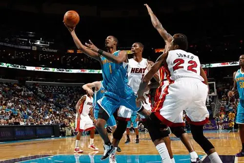 图文-[季前赛]热火76-90黄蜂 阿里扎突入内线