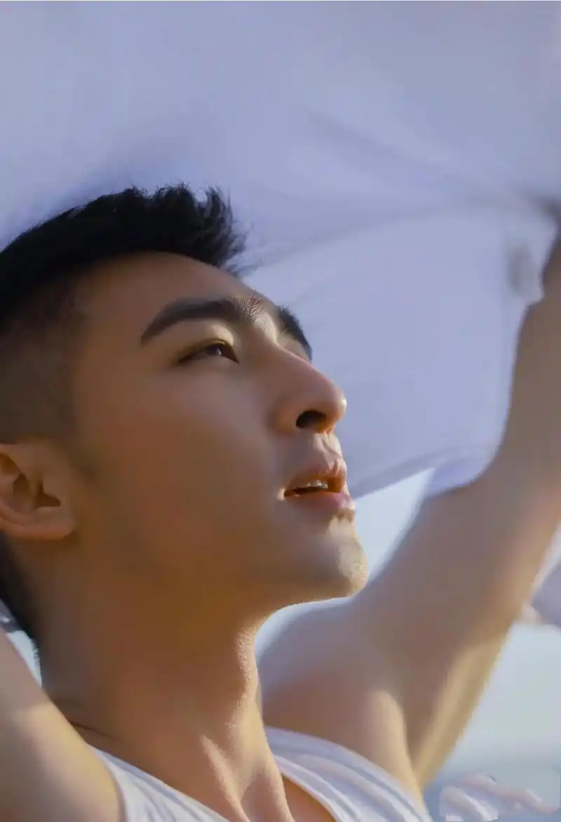 组图:颜值与身材并存的一位小哥哥,青春气息满满的阳光美少年!