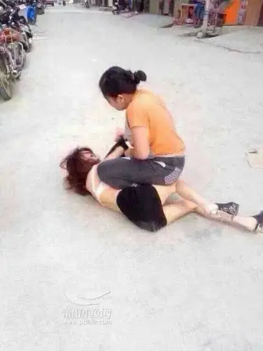 小三惨遭原配扒衣