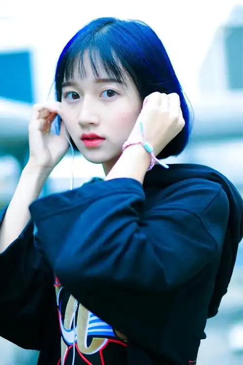 小马街拍 | 蓝色短发的马鞍山妹纸,仅一件卫衣美出天际