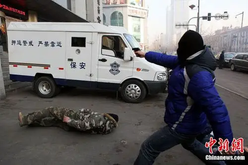 在光大银行沈阳分行门前,2名金融护卫人员将持枪"抢劫歹徒"制服.