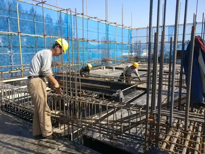 钢筋工绑扎教学楼三层梁钢筋