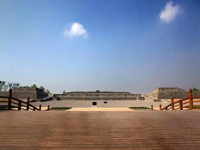 大明宫遗址含元殿属于大明宫的前朝第一正殿,也是唐长安城的标志建筑