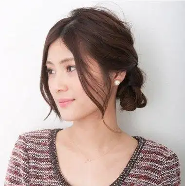 简单短发冬天上班怎样盘好看 冬季女生好看清新短发盘发图解