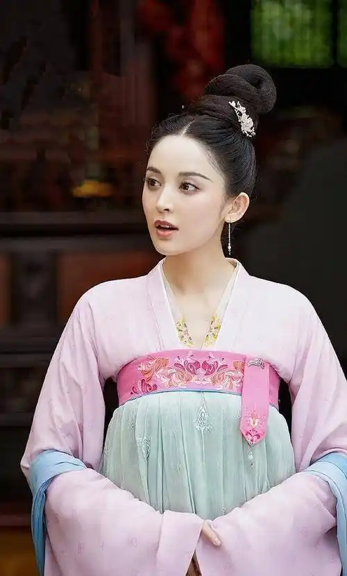 原创《风起霓裳》古力娜扎12个造型,唐装都好漂亮,就是表情太木讷了