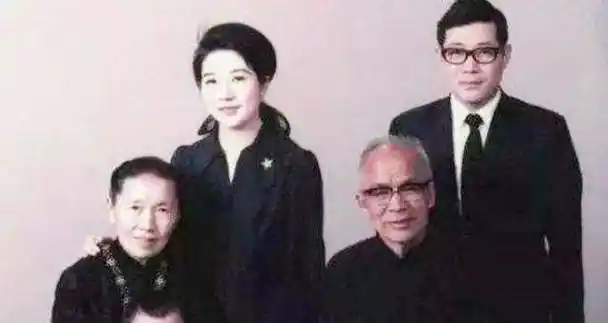 姨太太范秀美18岁丈夫去世护送嫡子朋友胡兰成却彼此暗生情愫