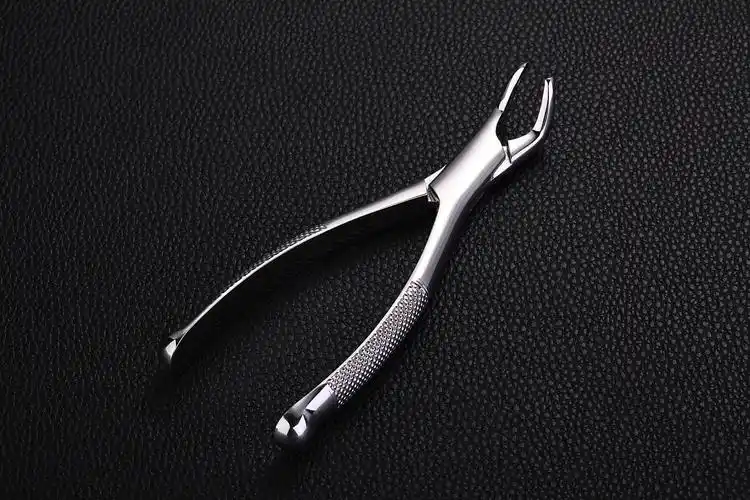 牙医帮拔牙钳口腔护理器材拍摄