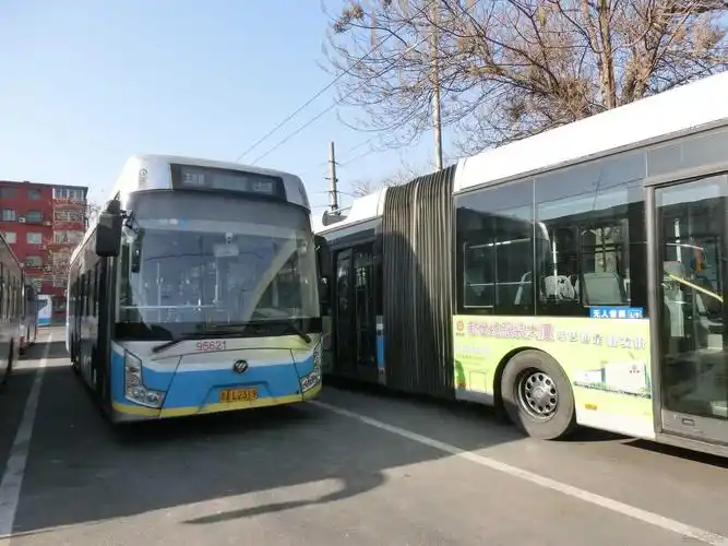独家谍照北京电车保养厂福田新款18米左开门brt无轨电车
