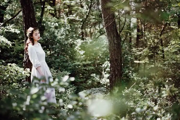 树林间的女孩