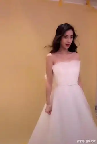 baby穿抹胸婚纱如待嫁新娘,整体造型清新靓丽,美得不可方物!