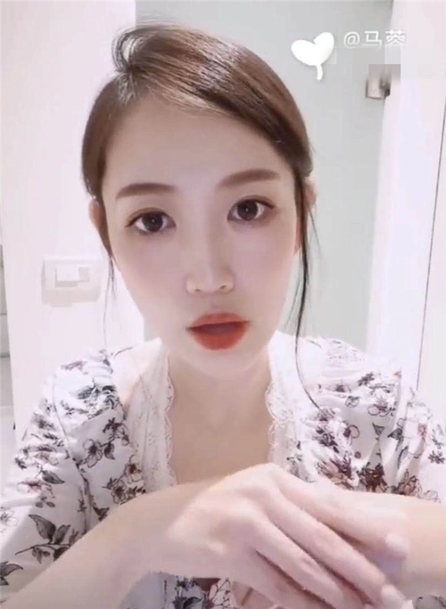 马蓉晒近照脸型消瘦,皮肤白皙依然高颜值