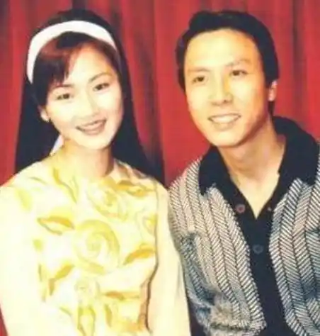 对万绮雯都不好,于是甄子丹在国外一番挣扎之后还是选择了和妻子分手!