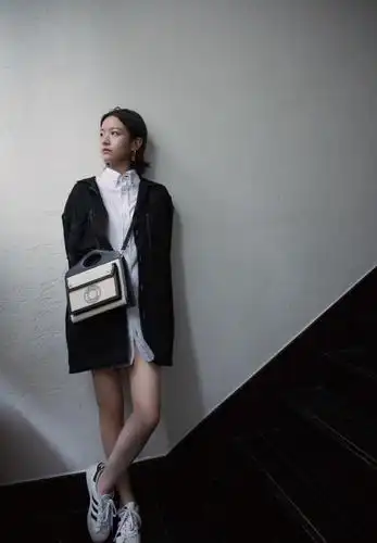 20岁李庚希穿衣真放得开,罕见真空衬衫打扮,坐厨房案板上太奔放_女性