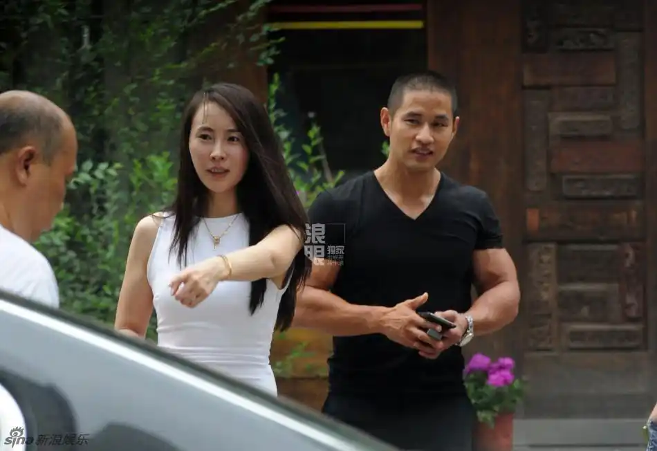 刘承俊带妻儿与美女吃饭 拥抱告别互动热烈