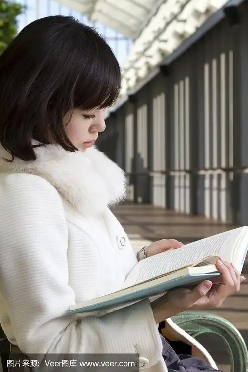 坐在长凳上看书的女人