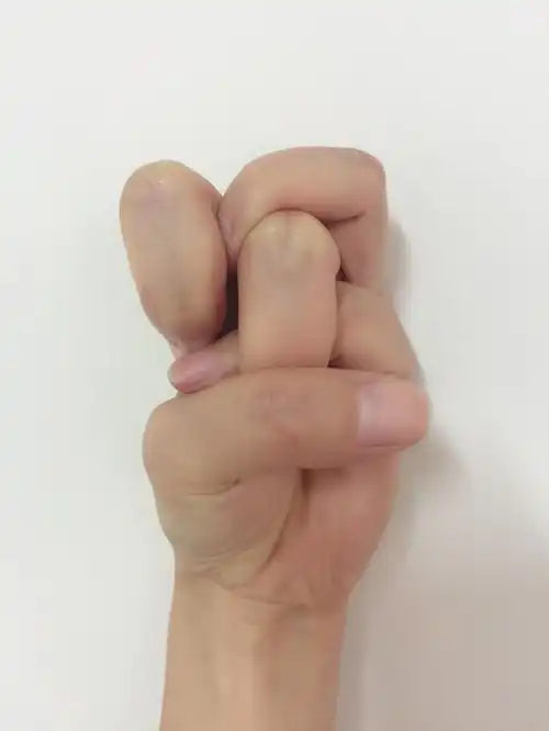 超火的手指打结看看就好啦专家说这样做很伤指关节