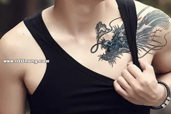不少人都喜欢在身上纹一些什么,而过肩龙这种霸气的纹身就有不少人