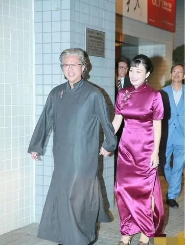 法拉利之父李文辉和妻子同框,老夫少妻恩爱有加