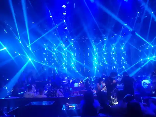 今天在酒吧的外边看到一个男孩打女孩.