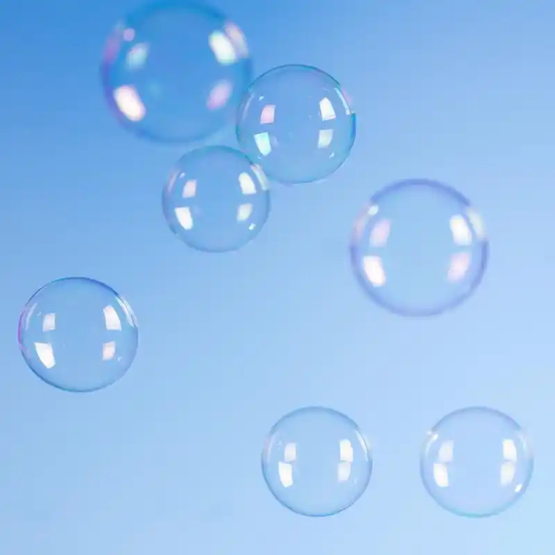 肥皂泡,肥皂泡,孤立的蓝色背景