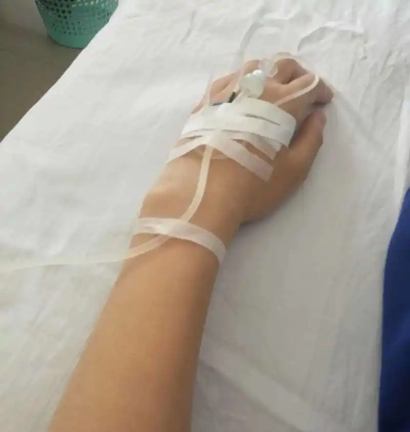 今天输液,隔壁床,她男朋友对她虚寒问暖,买这买那的,问她想吃 - 抖音