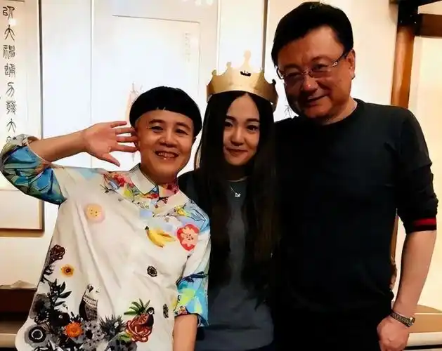 56岁"金龟子"脚踩厚底鞋,一身童趣打扮,主持网红婚礼_腾讯新闻