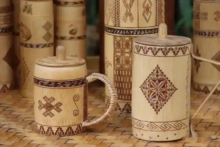 芒市景颇小伙匠心雕刻景颇酒筒_勒南_文化_图案