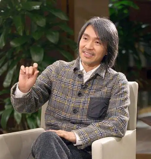 59岁周星驰状态回春,现身为好友拉票满脸温柔,慈眉善目状态好